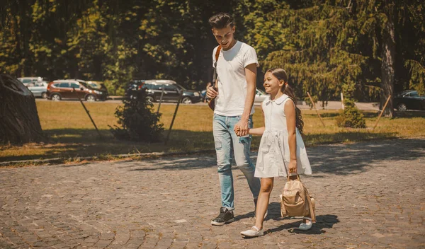 Älterer Bruder und jüngere Schwester zu Fuß auf der City Street — Stockfoto