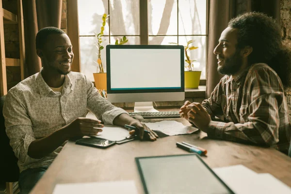 Discussione Di Freelance, Lavoro di squadra In Ufficio di Loft — Foto Stock