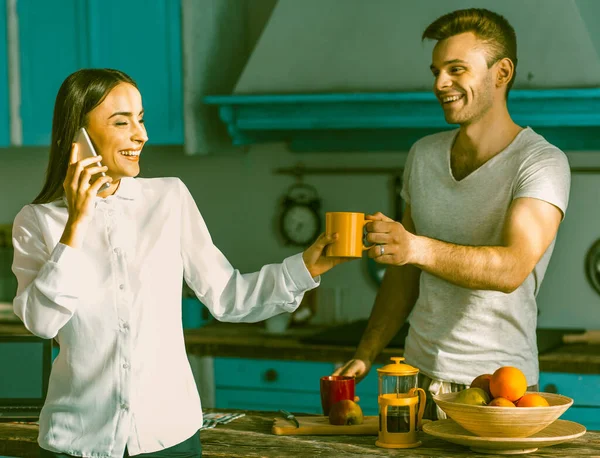 Ευτυχισμένο ζευγάρι να κουβεντιάζει στην κουζίνα το ηλιόλουστο πρωινό — Φωτογραφία Αρχείου