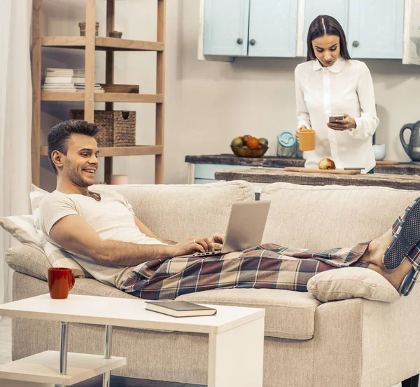 Manhã de casal feliz trabalhando em casa — Fotografia de Stock