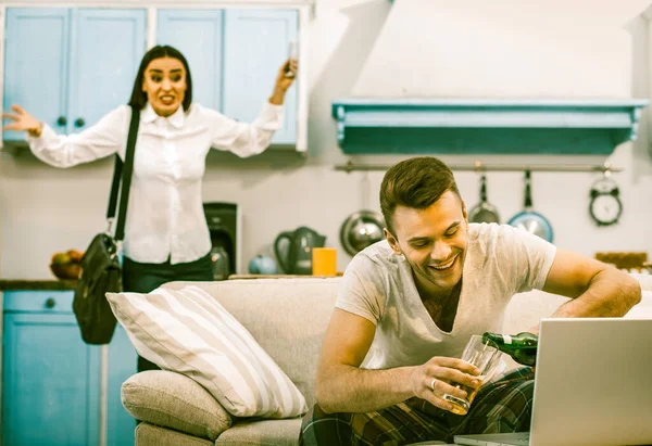 Echtgenoot in pyjama drinken bier thuis bank — Stockfoto