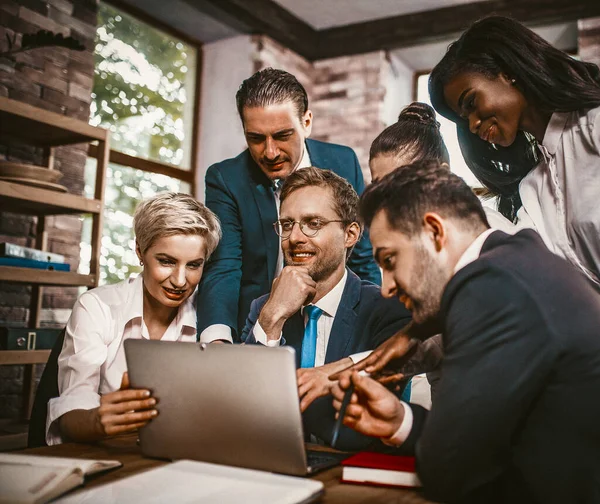 Equipo empresarial creativo de compañeros de trabajo en torno a la computadora portátil juntos —  Fotos de Stock