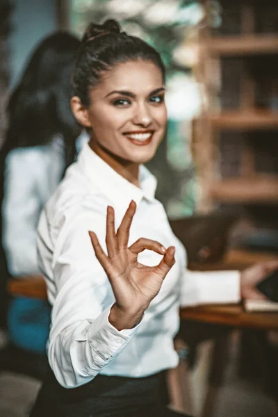 Manažerka kanceláře se zobrazí v pořádku — Stock fotografie