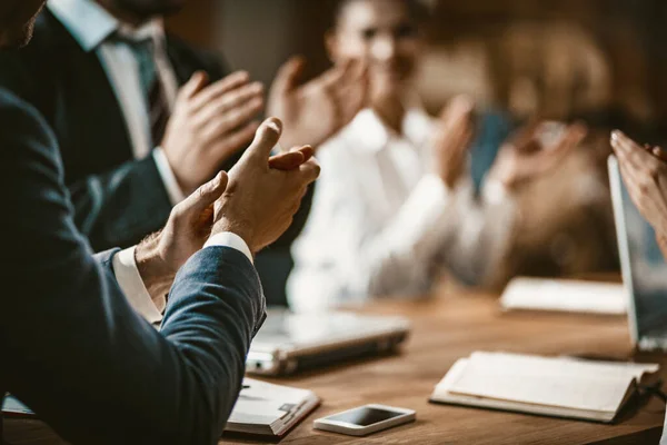 Les gens d'affaires applaudissent pendant la réunion dans la salle du conseil — Photo