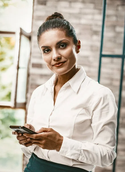 Üzleti nő gépelés SMS-ezés okostelefonon — Stock Fotó