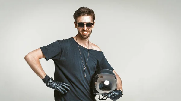 Macho motorrijder in zwarte zonnebril Poses Holding helm — Stockfoto