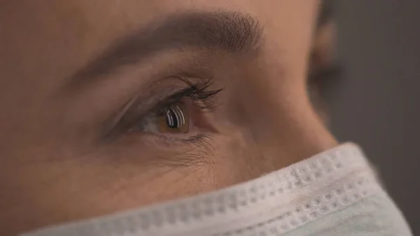 Close up ของ หญิง doctors หน้า ใน หน้ากาก — ภาพถ่ายสต็อก
