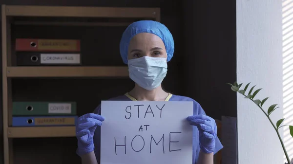 Krankenschwester in blauer Uniform fordert Sicherheit während der Quarantäne — Stockfoto