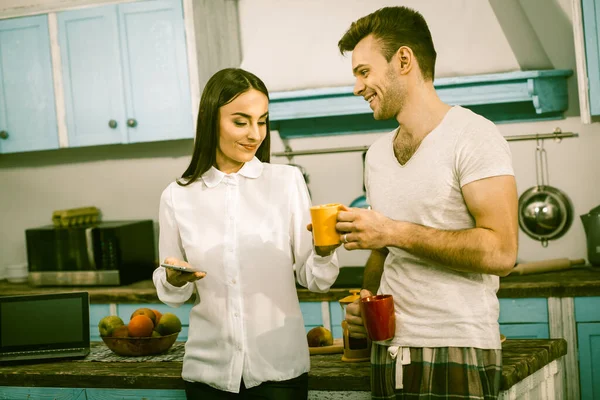 Άντρας και γυναίκα περνούν χρόνο μαζί στην κουζίνα του σπιτιού. — Φωτογραφία Αρχείου