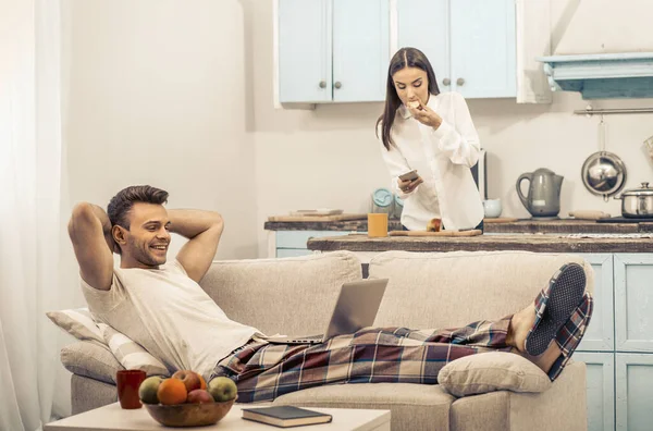 Familie genieten van hun vrije tijd thuis — Stockfoto