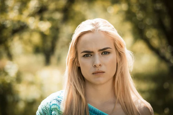 Mulher loira jovem bonita com pele perfeita no parque — Fotografia de Stock