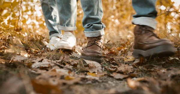 Paar In Jeans wandelen langs herfstbladeren — Stockfoto