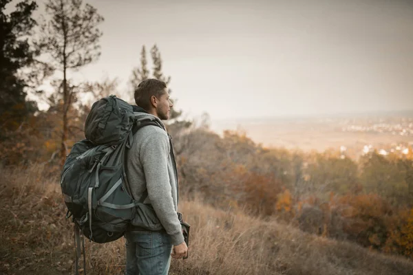 Jonge Backpacker Wandelen in de herfst Natuur — Stockfoto