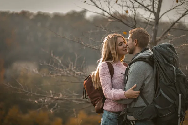 Casal feliz de viajantes abraçando na montanha — Fotografia de Stock