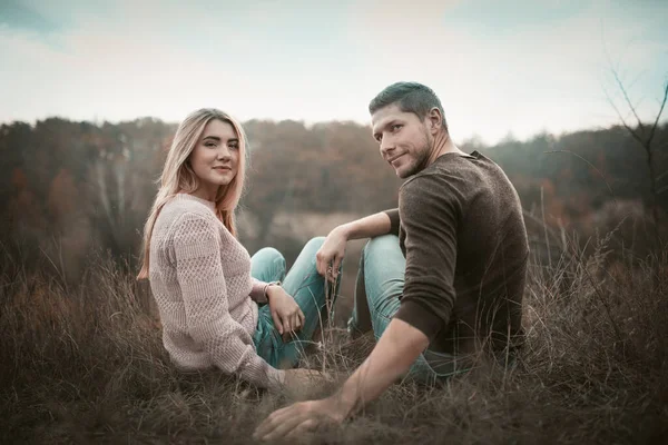 Reisende sitzen auf Felswand im Freien — Stockfoto