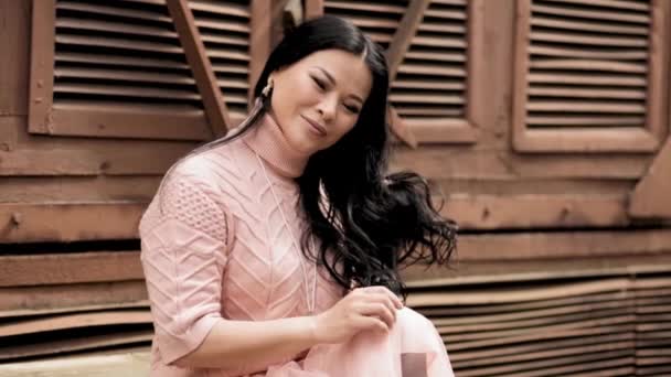 Vuxen asiatisk modell poserar för kamera — Stockvideo