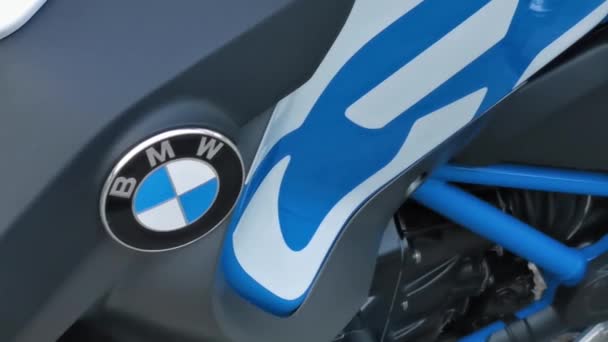 Close-up op een motorfiets merk met lables. — Stockvideo