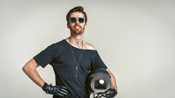 Motorcyklist Posing In Studio, isolerad på grå — Stockfoto