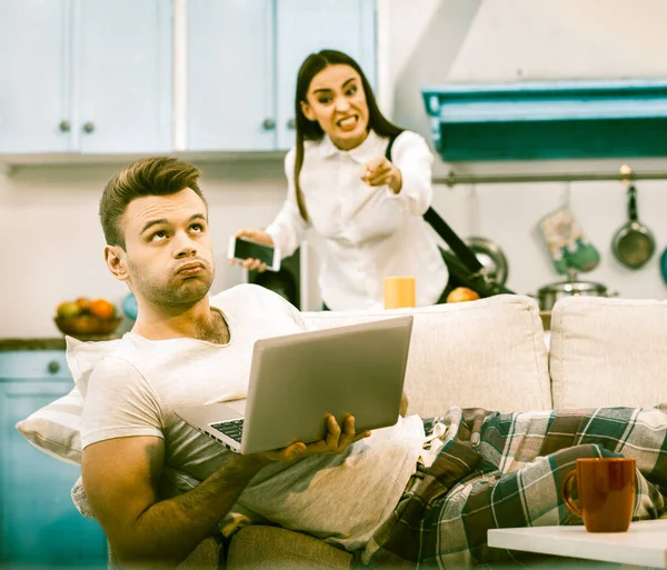 Couple est épuisé de rester à la maison si longtemps — Photo