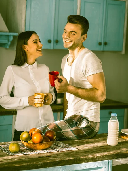 Ευτυχισμένο ζευγάρι Toothy Smiles στο εσωτερικό της κουζίνας — Φωτογραφία Αρχείου