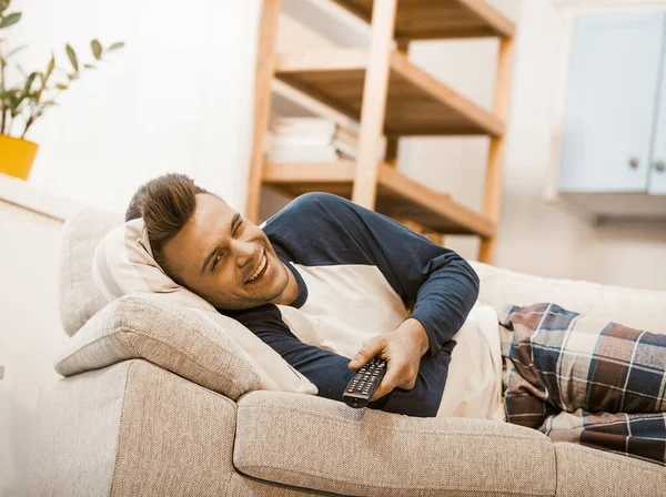 Sorridente uomo ammicca allegramente durante il soggiorno a casa — Foto Stock