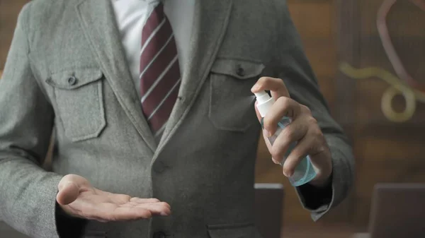 Primer plano de manos masculinas demostrando trabajo de aerosol desinfectante — Foto de Stock