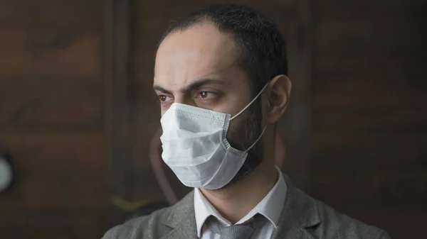 Omul de afaceri în mască este trist în izolare Durind Quarantine — Fotografie, imagine de stoc