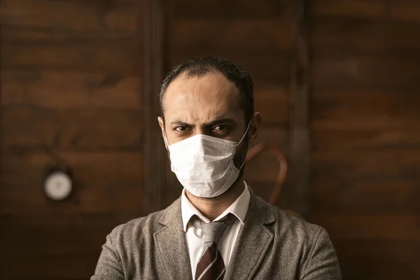 Omul de afaceri în mască de protecție este izolat — Fotografie, imagine de stoc