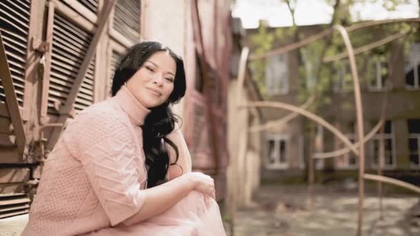 Hermosa mujer asiática modelo posando sobre urbano oxidado fondo — Vídeos de Stock