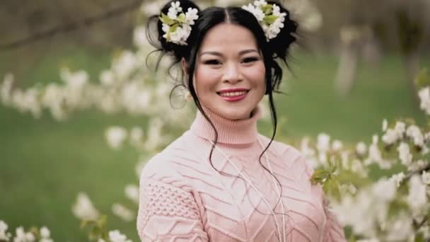 Hermosa modelo femenina asiática en jardín de frutas — Vídeo de stock