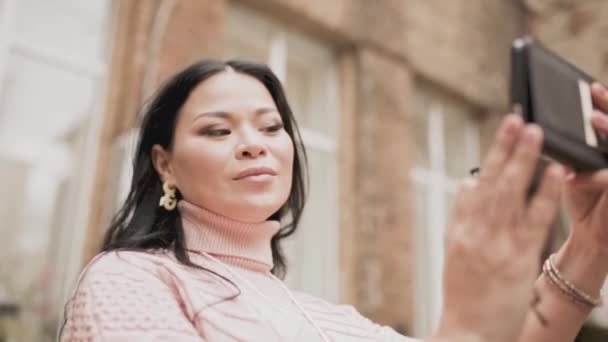 Hermosa mujer asiática haciendo selfies usando su smarthone — Vídeo de stock