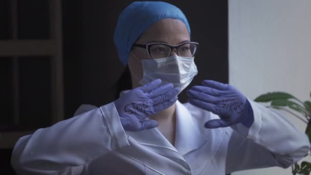 Женщина-врач с вирусным знаком на руках — стоковое видео