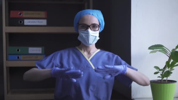 Помогите, проверьте знак на руках врача — стоковое видео