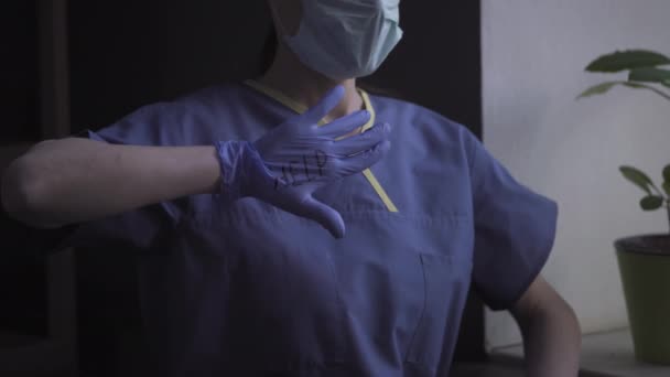 Lekarz podnoszący ręce z tabliczką na nich — Wideo stockowe