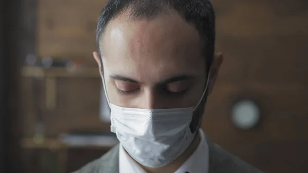 Omul de afaceri trist în mască de protecție se uită în jos — Fotografie, imagine de stoc