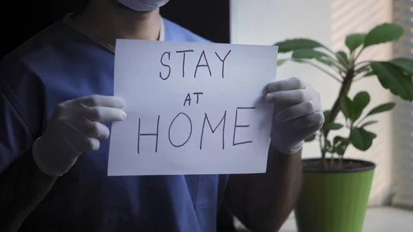 Pria Medis Demonstrasi Slogan Untuk Tinggal di Rumah — Stok Foto