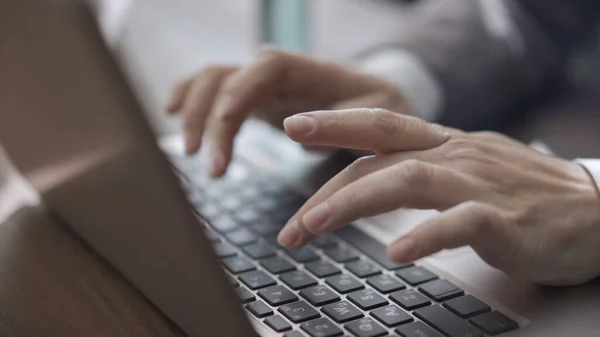 Mãos femininas digitando no teclado do laptop — Fotografia de Stock