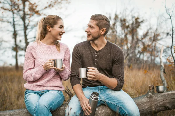Ευτυχισμένο ζευγάρι πίνοντας ζεστό ρόφημα στο Halt Outdoors — Φωτογραφία Αρχείου