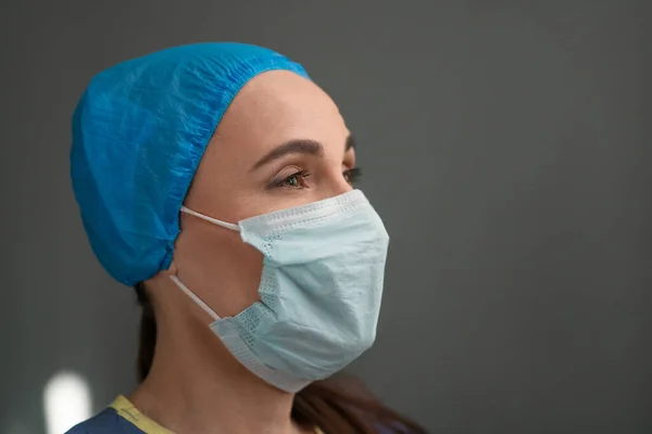 Retrato de jovem médica feminina em máscara protetora — Fotografia de Stock