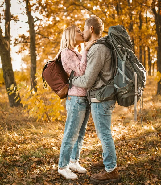 Älskade par av resenärer kyssas i höstskogen — Stockfoto