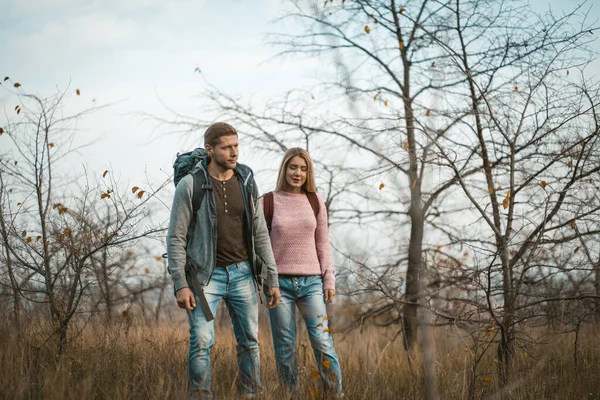 Jonge man en vrouw samen wandelen in de natuur — Stockfoto