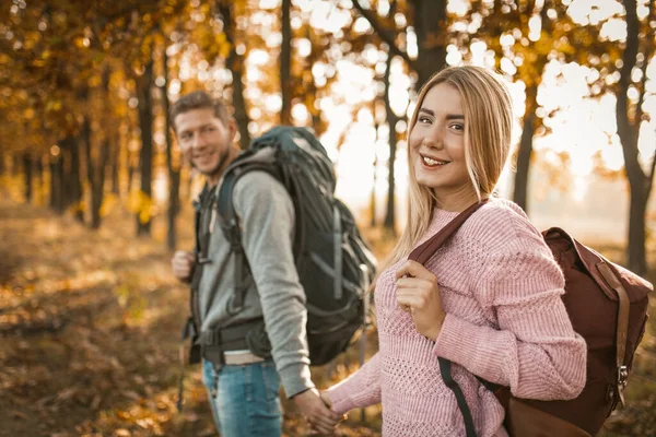 Glückliche Reisende auf einem herbstlichen Waldpfad im Freien — Stockfoto