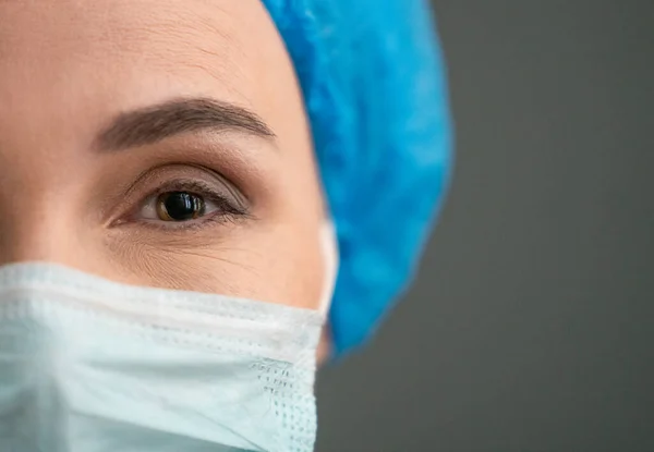 Femei ochi în mască de protecție uitându-se la cameră — Fotografie, imagine de stoc