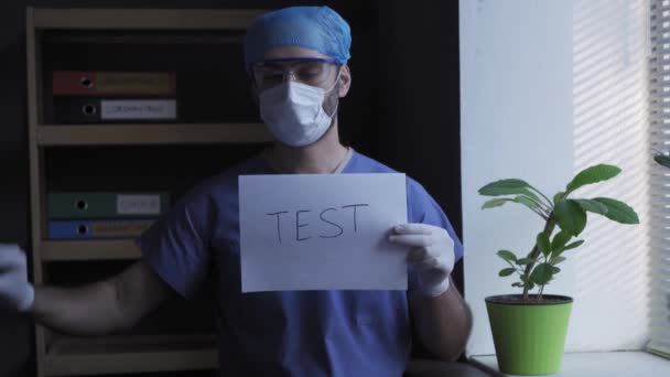 Médico fazendo anúncio sobre testes de coronavírus — Vídeo de Stock