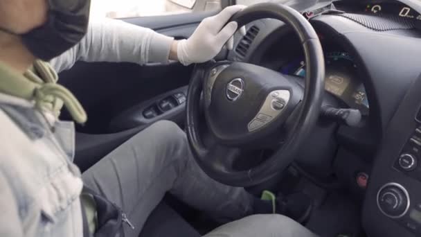 Hombre conduciendo coche en cuarentena ciudad vacía . — Vídeos de Stock