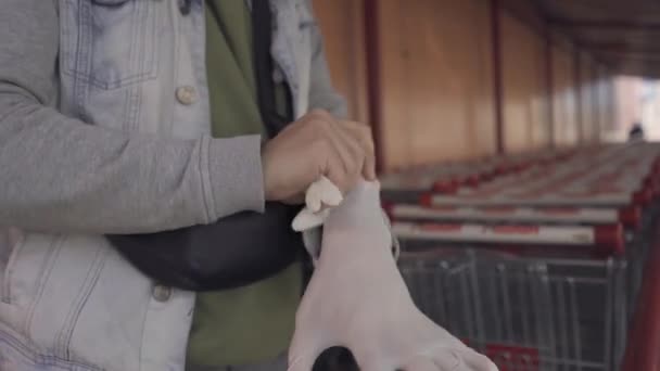 Hombre poniéndose guantes desechables para ir de compras . — Vídeos de Stock