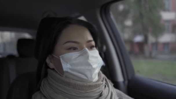 Médico asiático no caminho para o trabalho de condução de carro . — Vídeo de Stock