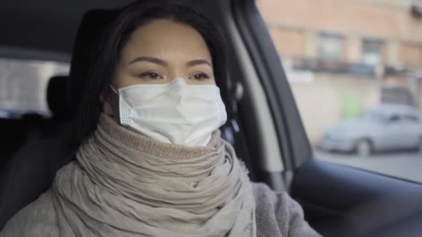 Водіння жінки автомобіля на старому заводі йде на зміну в масці забруднення . — стокове відео