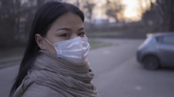 Азиатка, стоящая в маске загрязнения в пустом городе во время карантина . — стоковое видео