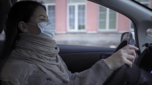 Mujer asiática conduciendo y estacionamiento de coches — Vídeos de Stock